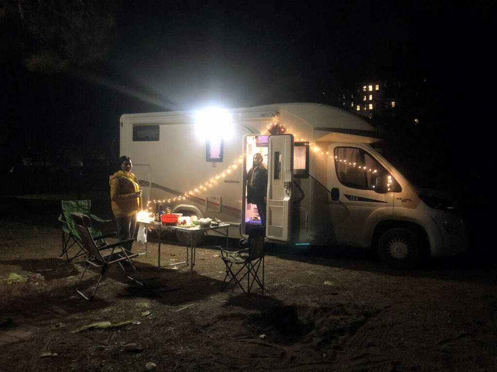 Nasz kamper udekorowany girlandą na kempingu Mersin w Turcji, w przeddzień Nowego Roku