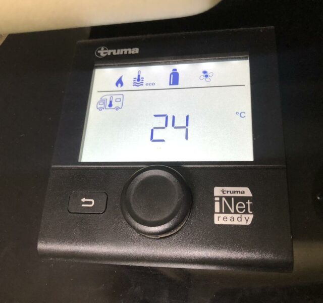 Panel sterowania grzejnikiem Truma Combi 4D z możliwością ustawienia temperatury domu i wody